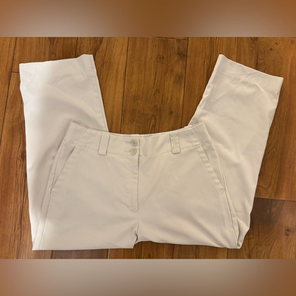 Size 4 women Nike Golf Cream Capri